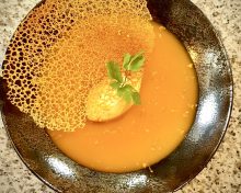 Potage de carotte et potimarron, crème montée aux épices tajine, zestes d’orange et citron vert