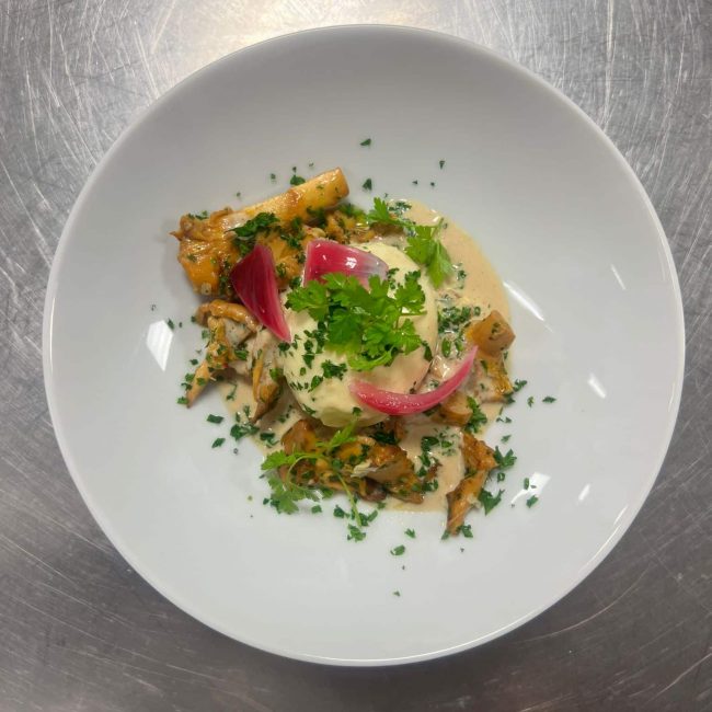 Poireaux vinaigrette d’agrumes, jaune d’œuf cuit au vinaigre de Xérès, tartare de crevettes