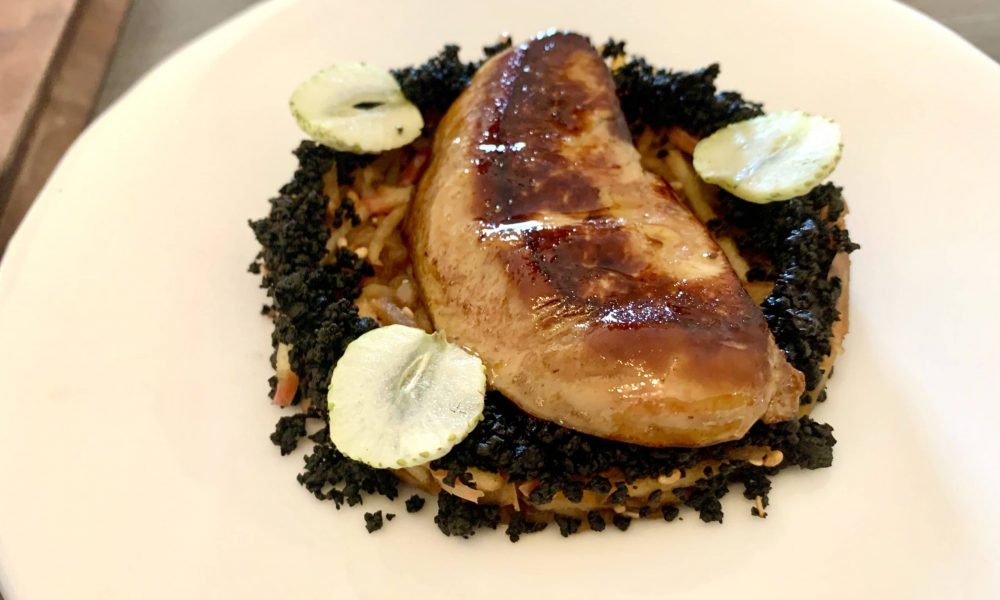 Escalope de foie gras de canard, déglacée au saké japonais et poêlée de pommes Fuji