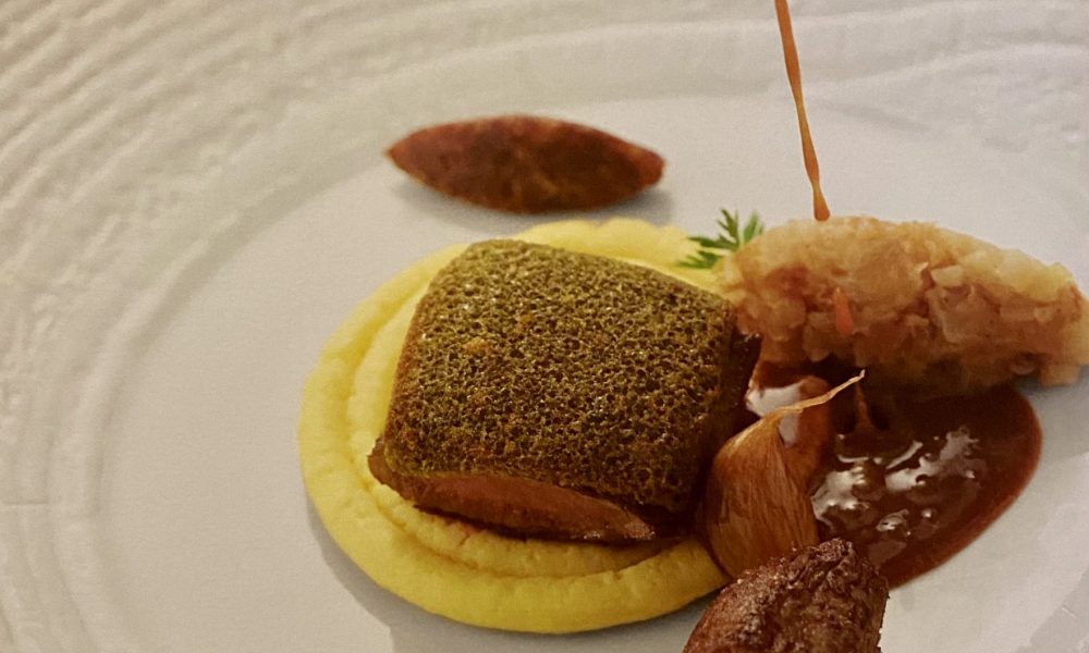 Carré d’agneau en croute d’herbes, polenta, salsifis au jus, ail en chemise, dattes Medjoul et jus d’agneau