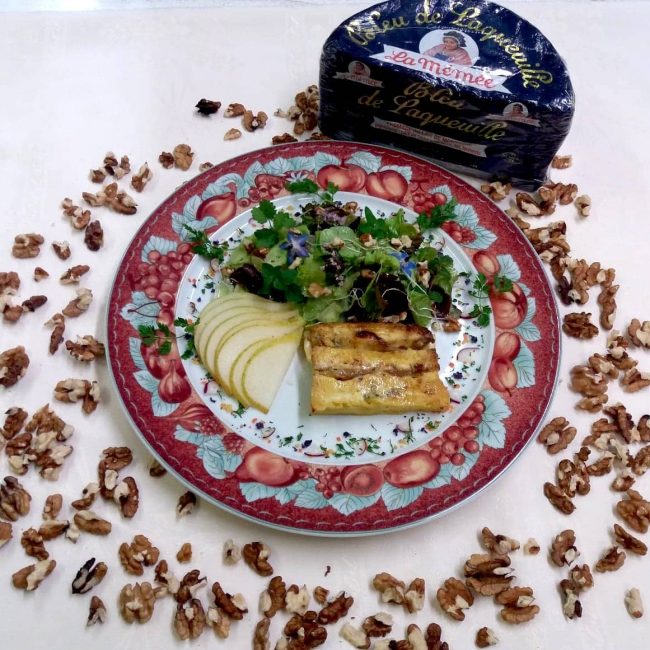 Pain perdu auvergnat au Bleu de Laqueuille et aux poires, salade et herbes franches