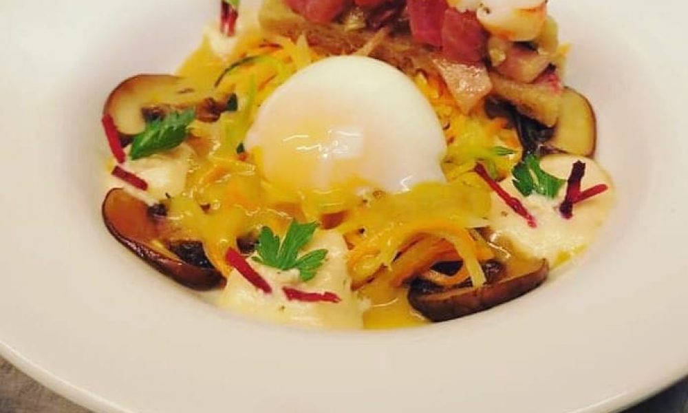 Oeuf parfait, cuit à 64°C étuvé de légumes multicolores, jus de crustacés, émulsion de mélisse, tartine aux salpicons de grosses crevettes