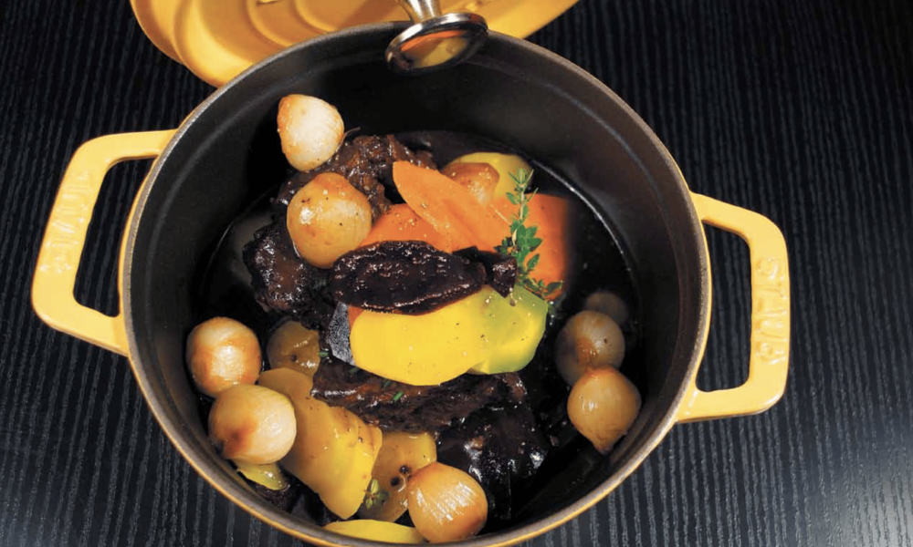 Épaule de chevreuil au vin de Bourgogne en cocotte, carottes et oignons