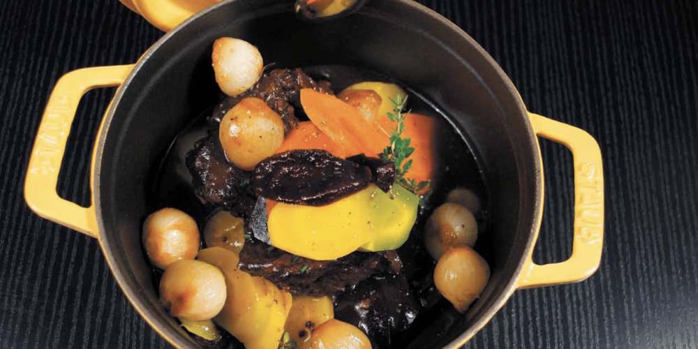 Épaule de chevreuil au vin de Bourgogne en cocotte, carottes et oignons