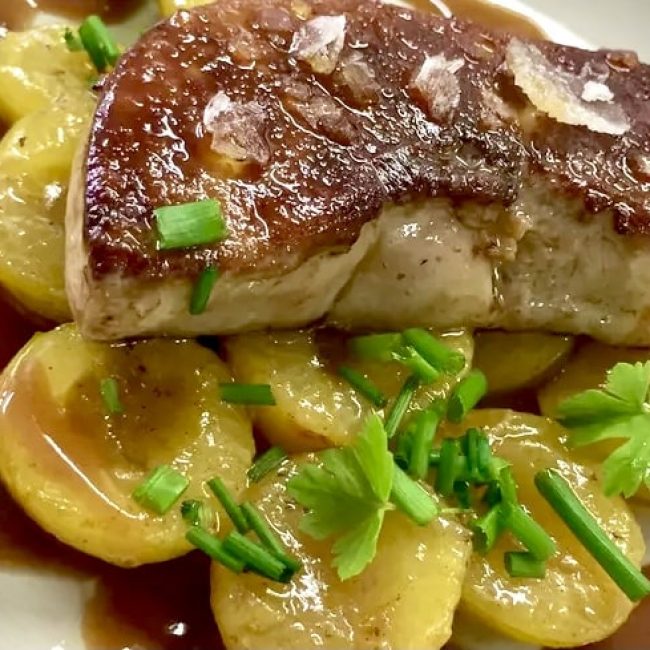 Foie gras de canard poêlé et compotée de mirabelles