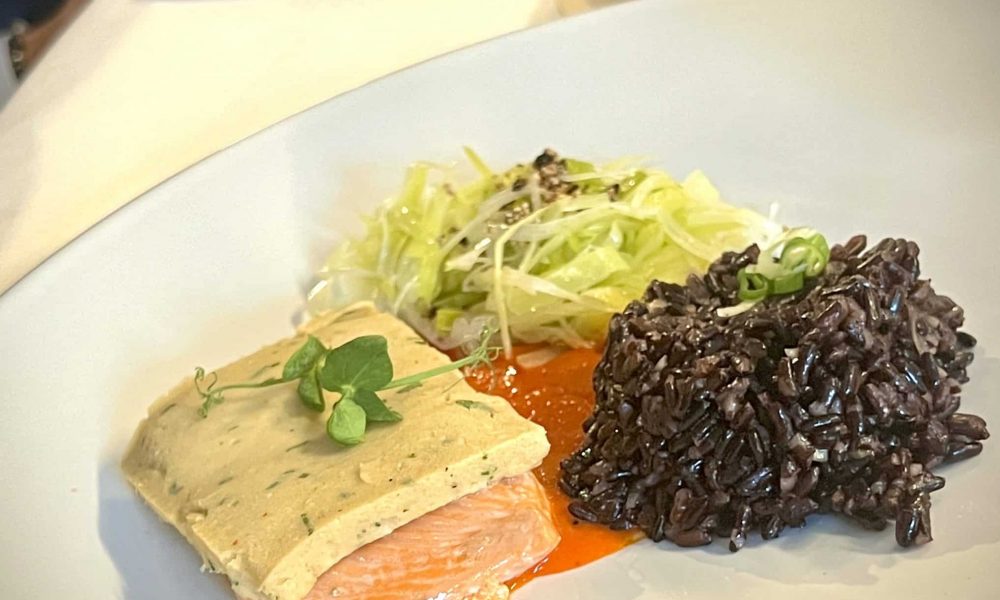 Pavé de truite en croute de haricots blancs, coulis de piquillos, riz vénéré et poireaux juste étuvés