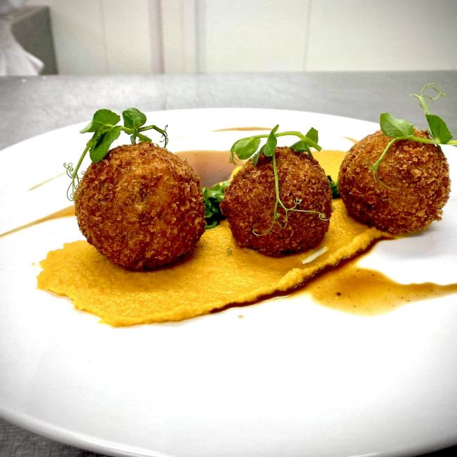 Cromesquis de dinde aux échalotes confites, mousseline de carottes et jus de carcasse