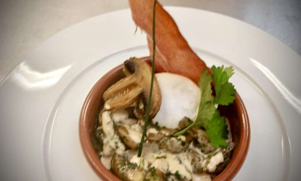 Oeuf poché aux champignons de Paris confits, tuile au jambon Serrano