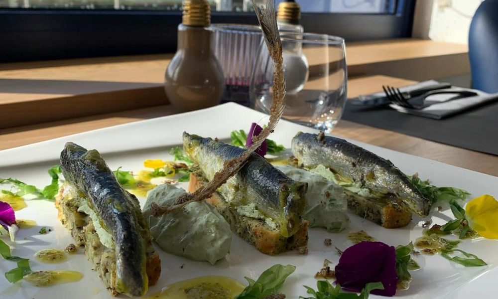 Sardines de Saint-Gilles en gravlax, cake aux algues, concombre à la crème d’herbes