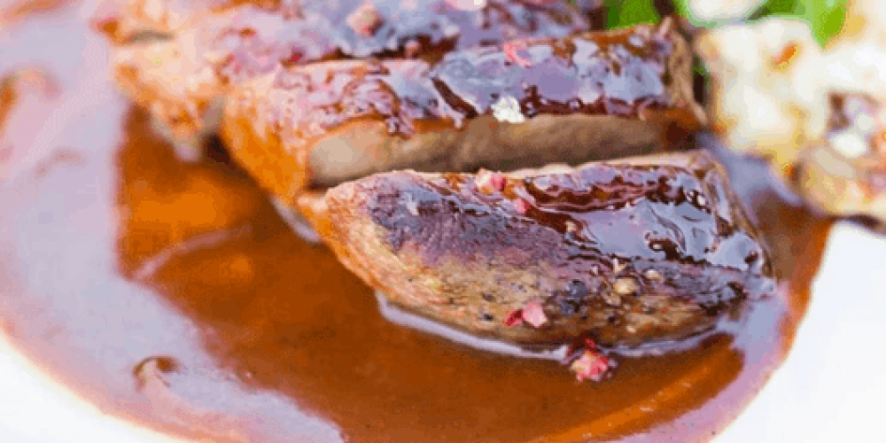 Magret de canard aux framboises, pommes sautées, persillade