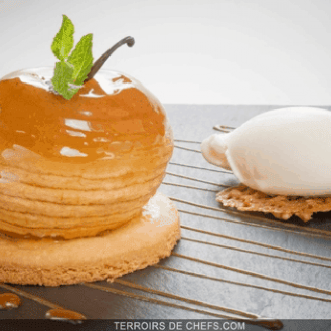 Pomme caramélisée au beurre salé et biscuit sablé