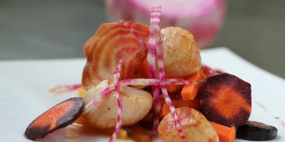 Coquilles Saint- Jacques, au Garam Massala, déclinaison de betterave et carottes anciennes