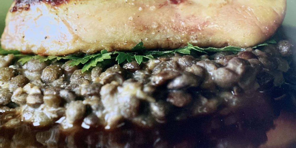 Escalope de foie gras poêlé, lentilles du Puy cuites et sauce balsamique