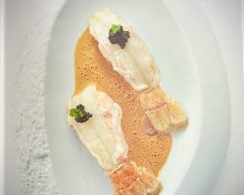 Grosses langoustines juste saisies, caviar Prunier et bisque épicée et émulsionnée