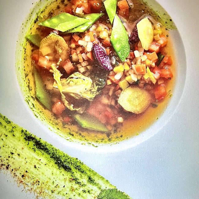 Minestrone de légumes infusé au thé vert et pistou de coriandre