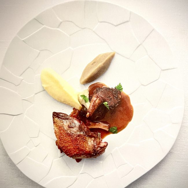 Pigeonneaux de Pornic, filet cuit rosé, cuisse confite et abatis en crapaudine, royale d’artichauts, giroles juste tombées et jus pur