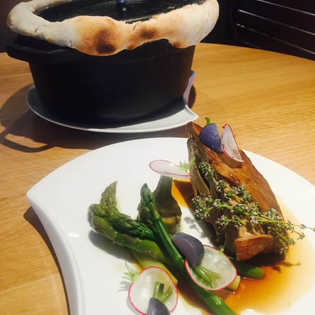 Épaule d’agneau de Sisteron cuite en cocotte lutée, artichaut violet, asperges vertes et radis