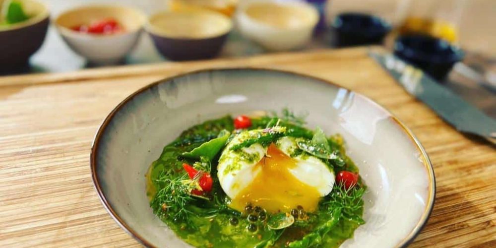 Œuf mollet, pesto de salicornes et plantes des marais salants de Guérande