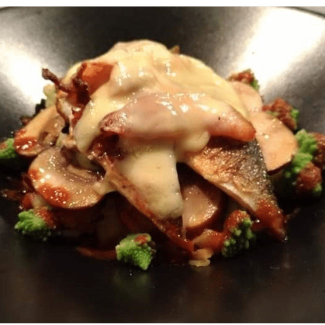 Filets de maquereau snackés et gratinés au vieux Cantal