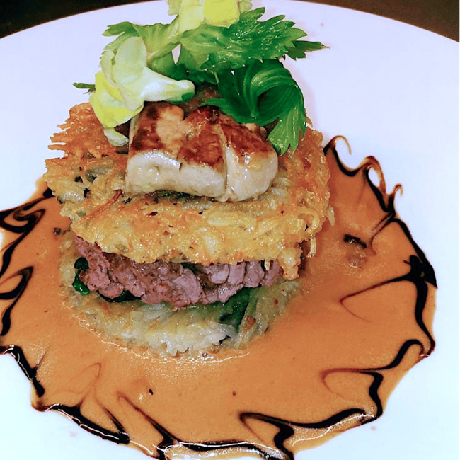 Hamburger de steack de canard en croustille de pommes de terre, foie gras de canard et roquefort, jus de poivre long