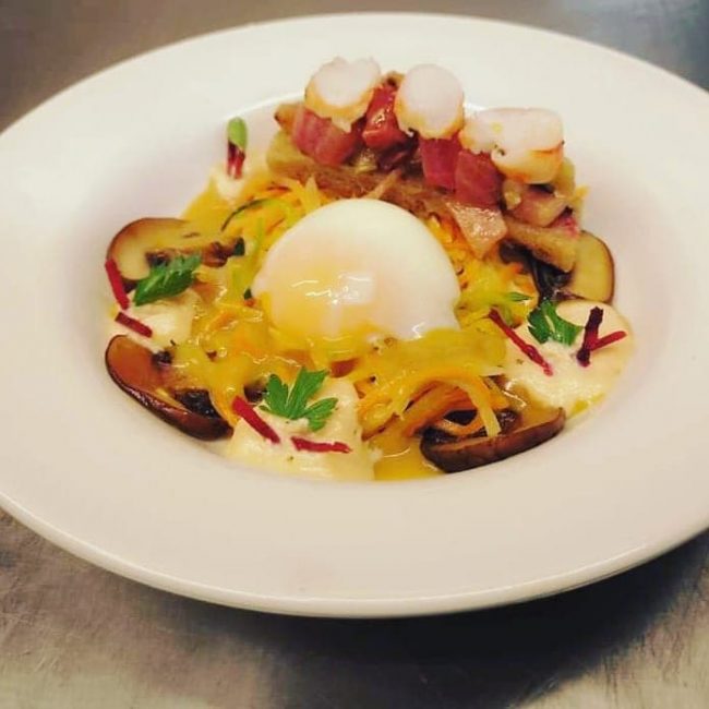 Oeuf parfait, cuit à 64°C étuvé de légumes multicolores, jus de crustacés, émulsion de mélisse, tartine aux salpicons de grosses crevettes