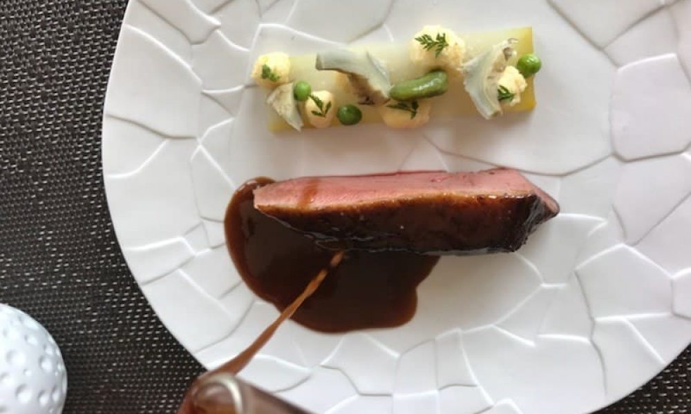 Magret de canard cuit rosé, puis laqué aux bourgeons de sapin, pressé de céleris et légumes du moment