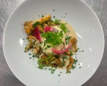 Poireaux vinaigrette d’agrumes, jaune d’œuf cuit au vinaigre de Xérès, tartare de crevettes