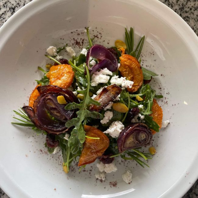 Salade de roquette, abricots et oignons rouges rôtis