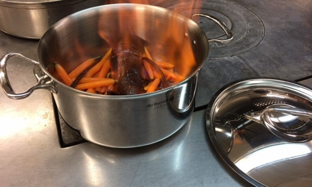 Homard bleu rôti et flambé en casserole, aux carottes fane à la vanille Bourbon