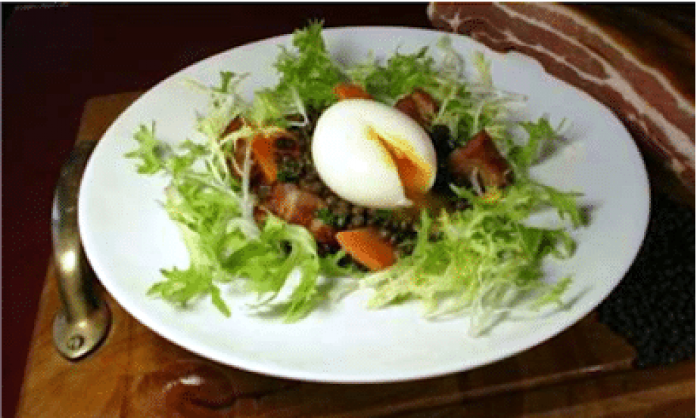 Salade de lentilles vertes aux lardons et œuf mollet