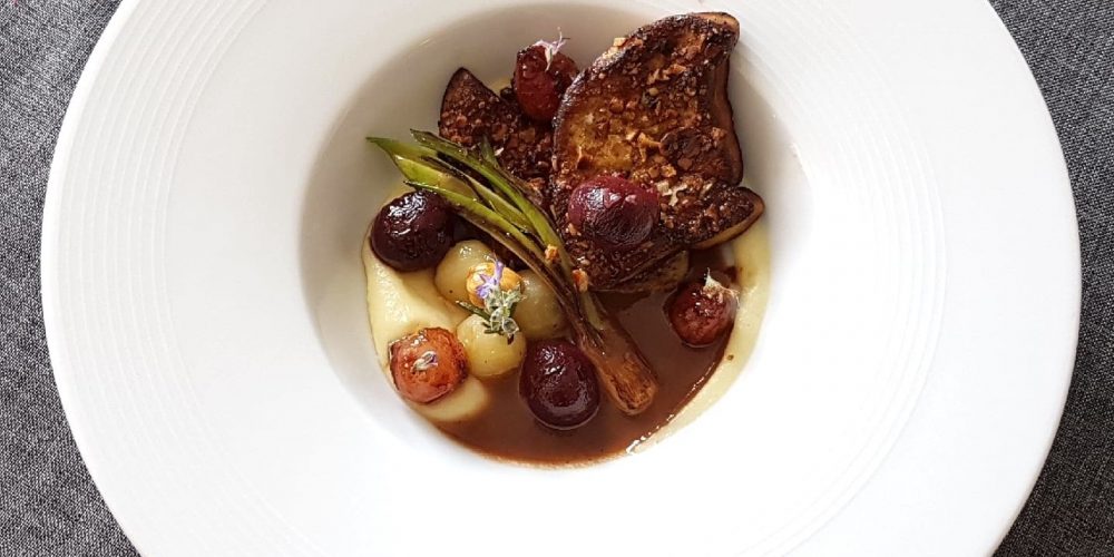 Foie gras poêlé à la noisette, cerise et oignon parfumés au romarin, jus acidulé cerise et romarin