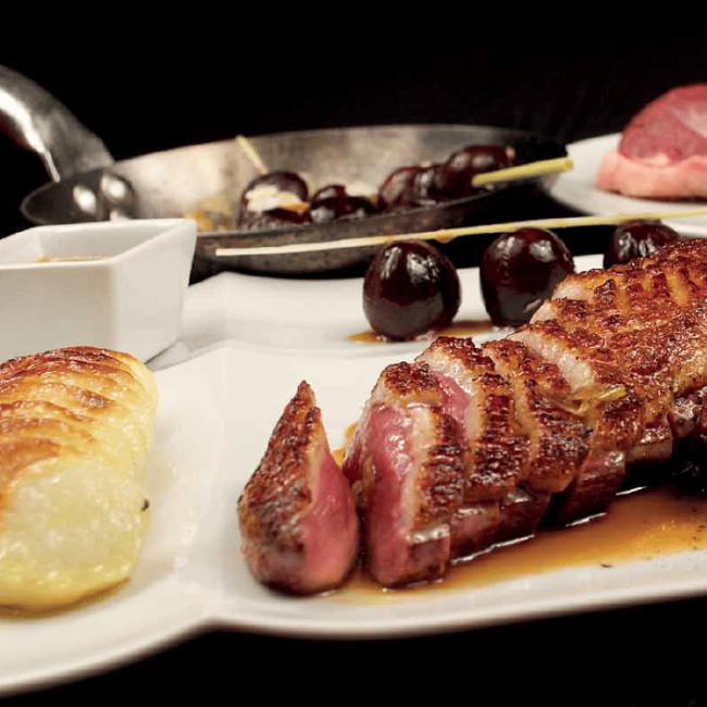 Magret de canard, cerises du Ventoux et citronnelle