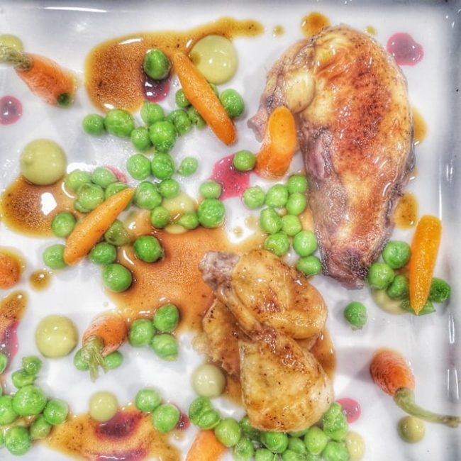 ½ coquelet en 2 cuissons, « tout » petits pois carottes, condiment de cosses et jus de viande