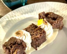 Bean brownies chocolat aux haricots rouges, cramberries et noix, crème anglaise, chantilly au mascarpone et lait concentré sucré