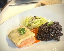 Pavé de truite en croute de haricots blancs, coulis de piquillos, riz vénéré et poireaux juste étuvés