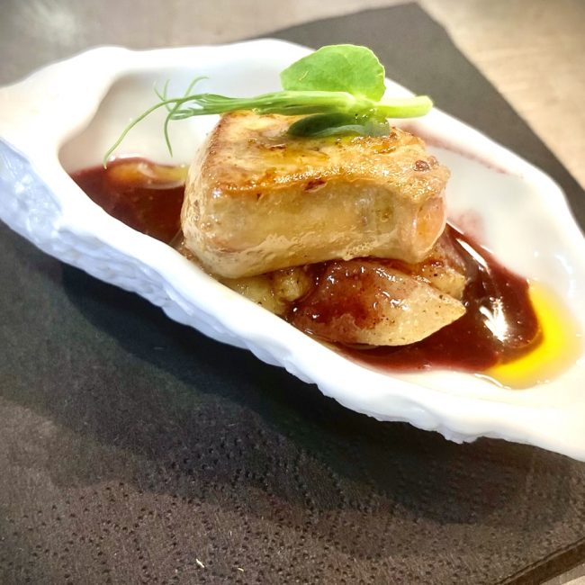 Foie gras poêlé, réduction de vin chaud, poires à la réglisse