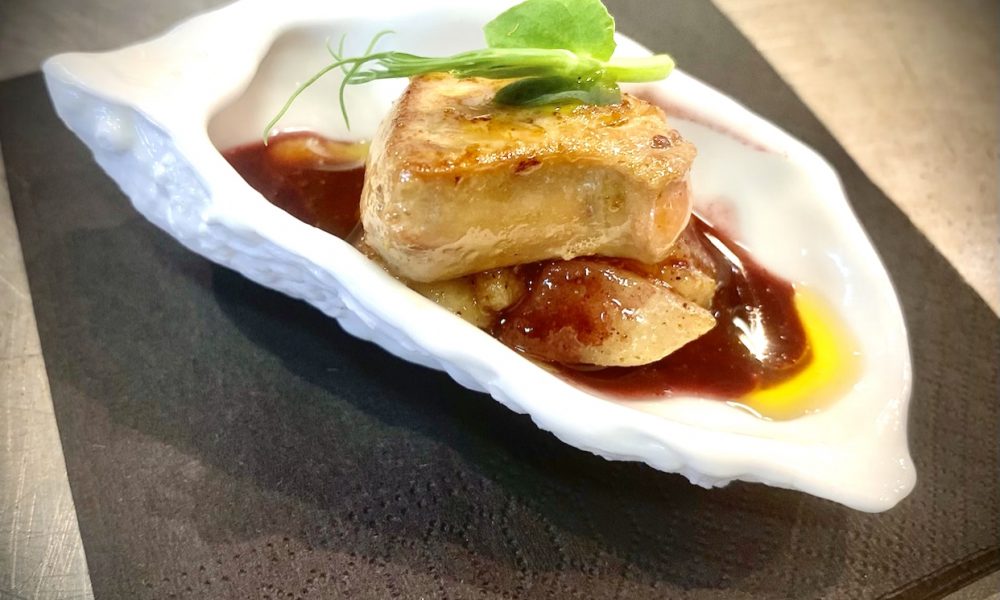 Foie gras poêlé, réduction de vin chaud, poires à la réglisse