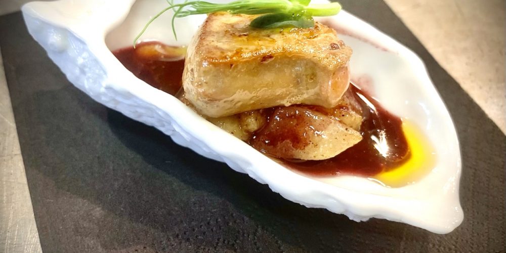 Foie gras poêlé, réduction de vin chaud, poires à la réglisse