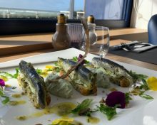 Sardines de Saint-Gilles en gravlax, cake aux algues, concombre à la crème d’herbes