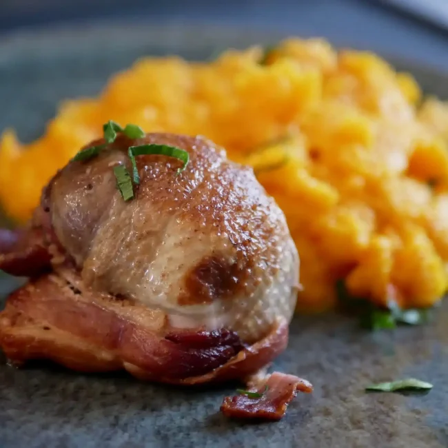 Perdreaux rouges en cocotte, purée de potimarron, jus de cidre et Calvados