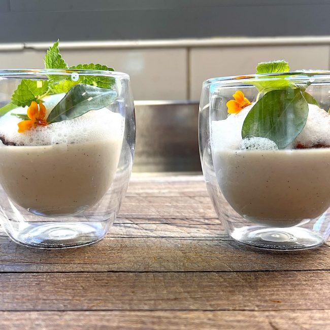 Panna cotta à l’artichaut, herbes et émulsion viande des grisons