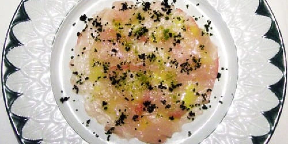 Carpaccio de sériole mariné au citron vert, huile d’olive et herbes fraîches, poivre noir et fleur de sel de Guérande