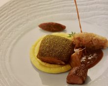 Carré d’agneau en croute d’herbes, polenta, salsifis au jus, ail en chemise, dattes Medjoul et jus d’agneau