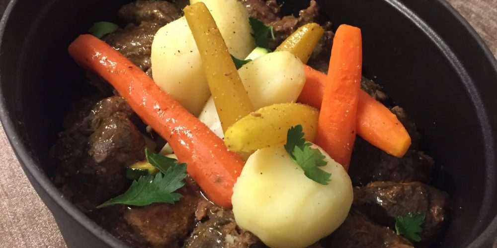 Joues de bœuf pochées à la bière brune et légumes d’hiver