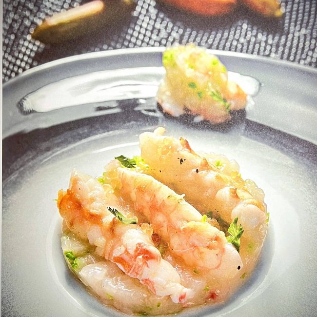 Langoustines en toute simplicité, en tartare et juste saisies, citron caviar, huile d’olive et pois mange-tout