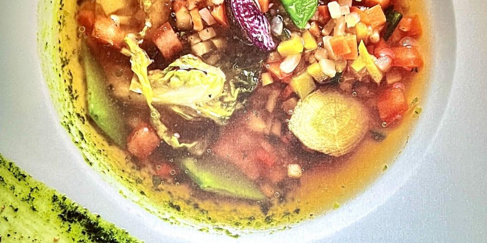 Minestrone de légumes infusé au thé vert et pistou de coriandre