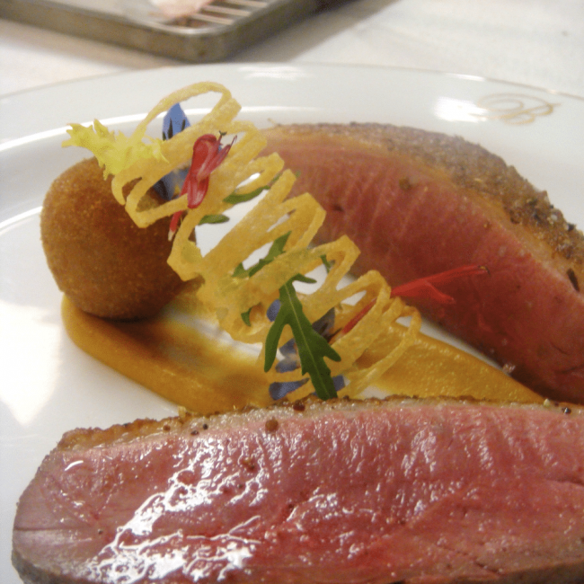 Poitrine de canard challandais rôtie aux épices, purée de patate douce au foie gras, cromesquis de cuisse aux agrumes