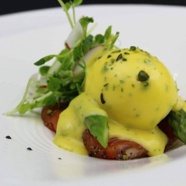 Œuf parfait aux asperges et saumon confit, sauce béarnaise au Gombawa et pistaches