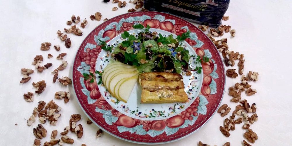 Pain perdu auvergnat au Bleu de Laqueuille et aux poires, salade et herbes franches