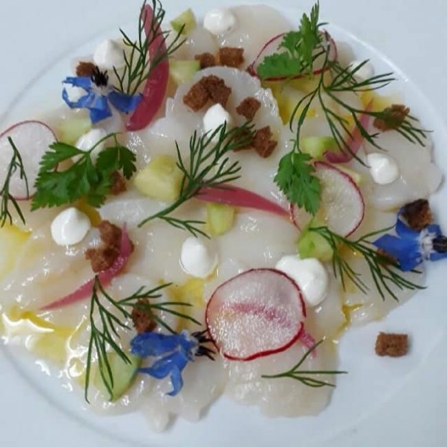 Carpaccio de Saint Jacques au citron vert, bouquet végétal, iode d’une huître